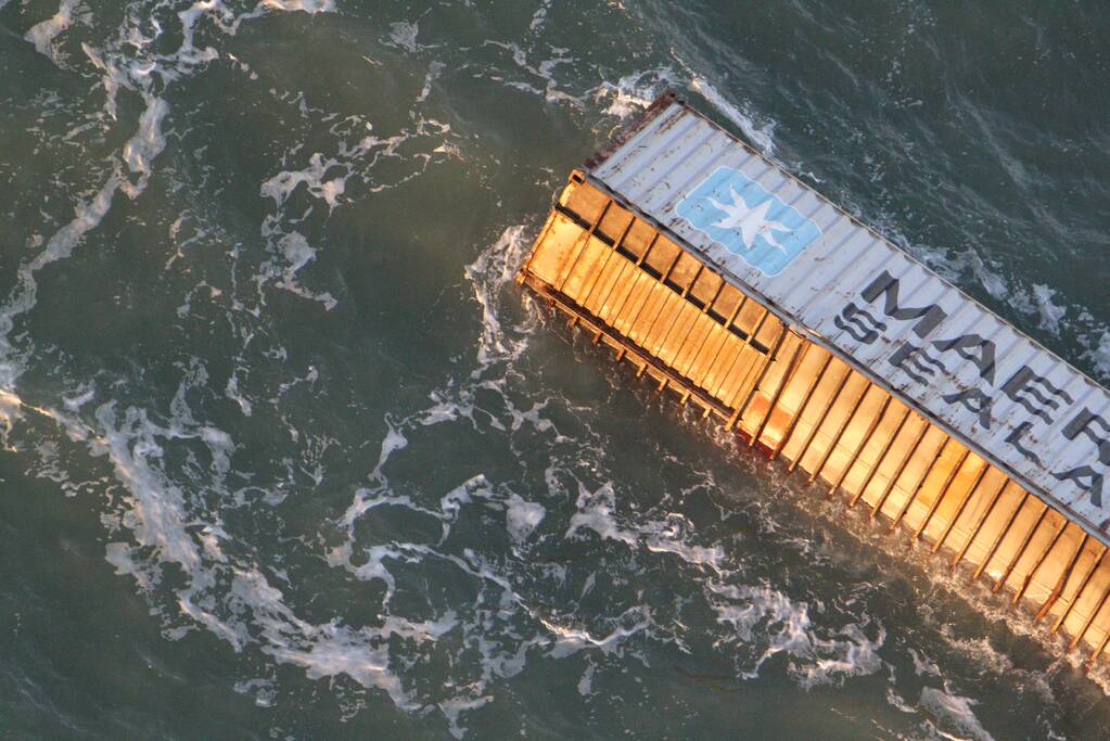 Schip verliest ruim 270 containers op zee