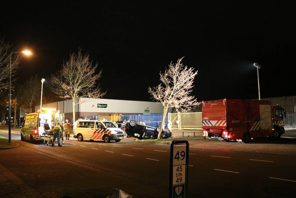 Auto belandt op zijn dak