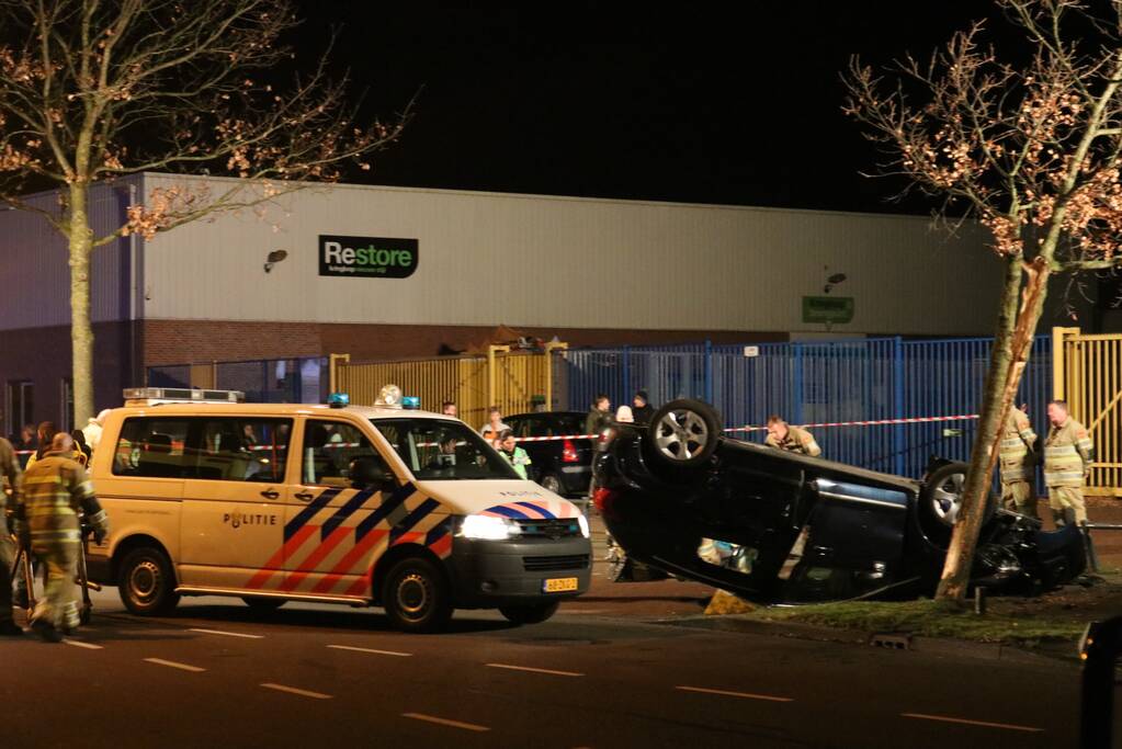Auto belandt op zijn dak