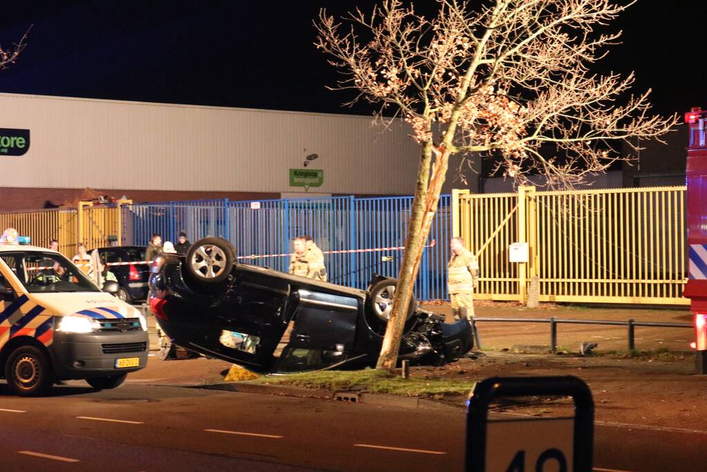 Auto belandt op zijn dak
