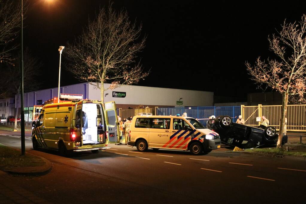 Auto belandt op zijn dak