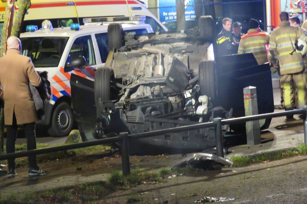 Auto belandt op zijn dak