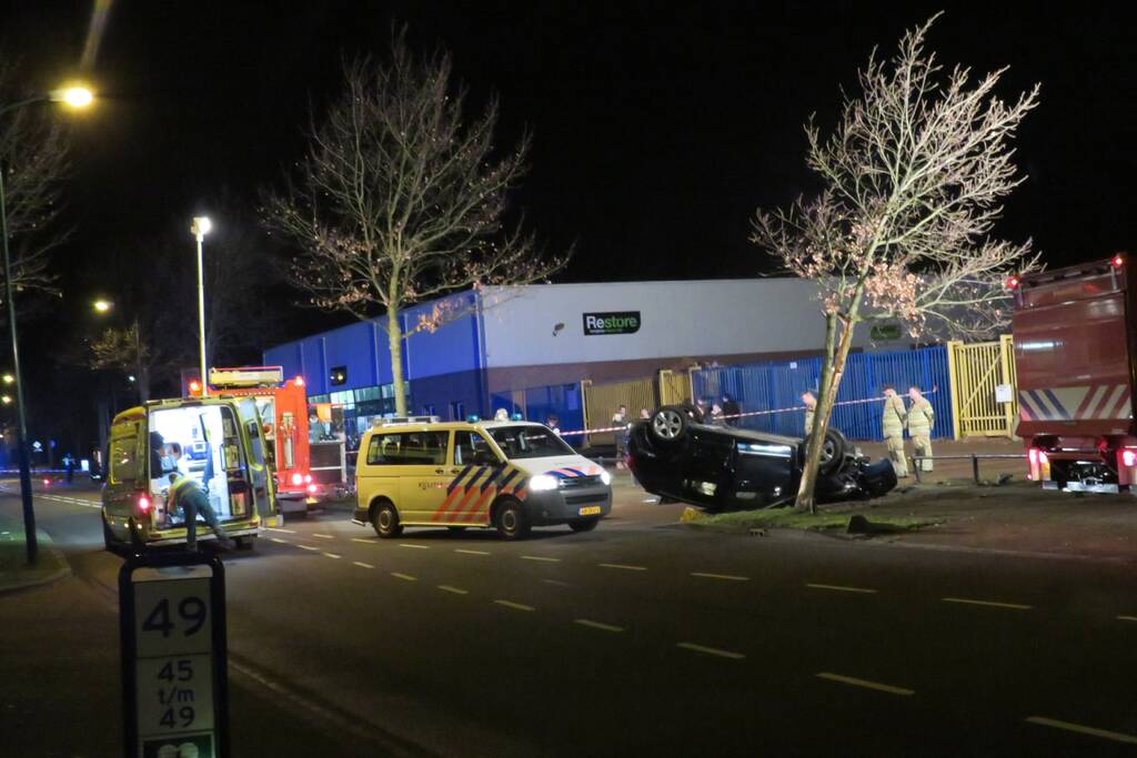 Auto belandt op zijn dak