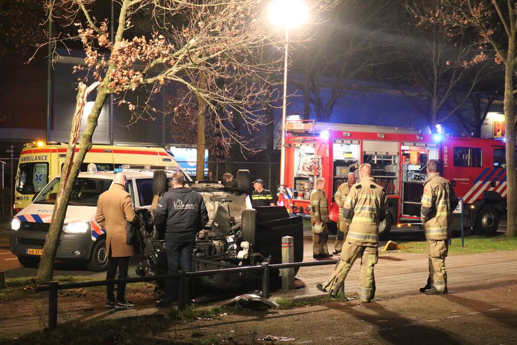 Auto belandt op zijn dak