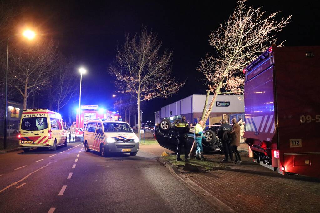 Auto belandt op zijn dak