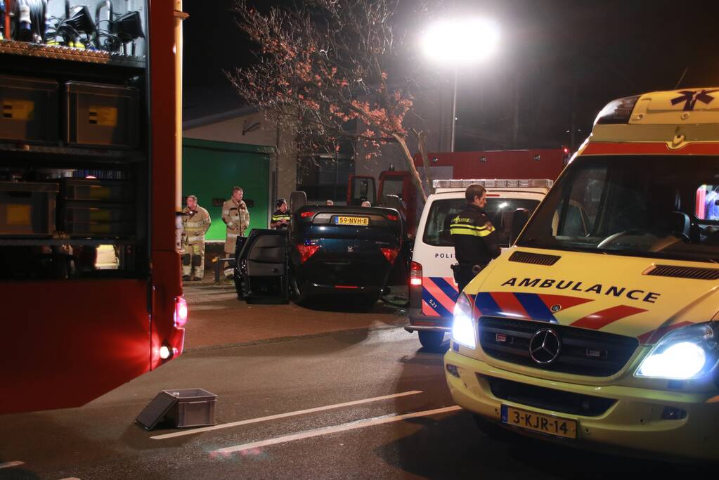 Auto belandt op zijn dak