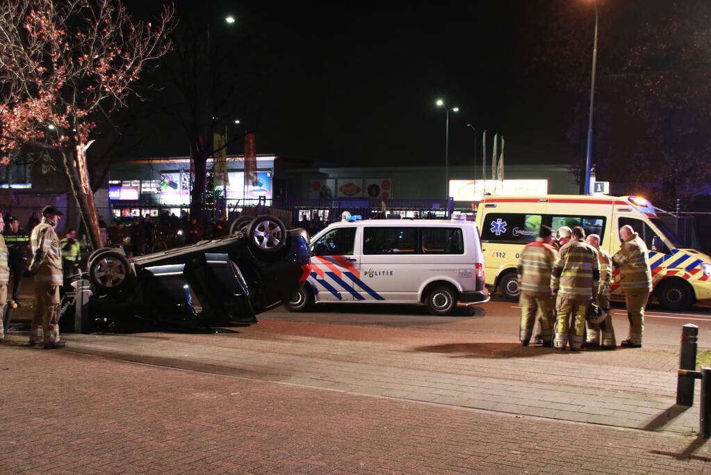 Auto belandt op zijn dak