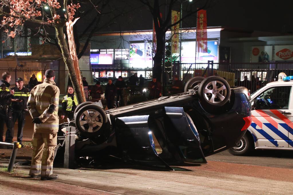 Auto belandt op zijn dak