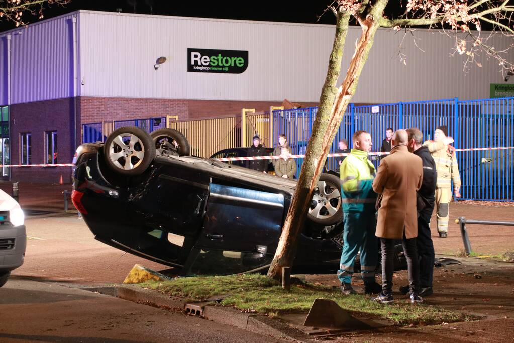 Auto belandt op zijn dak