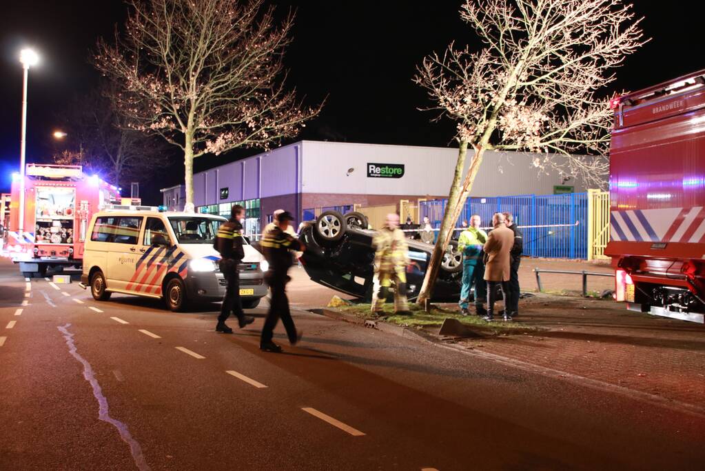 Auto belandt op zijn dak