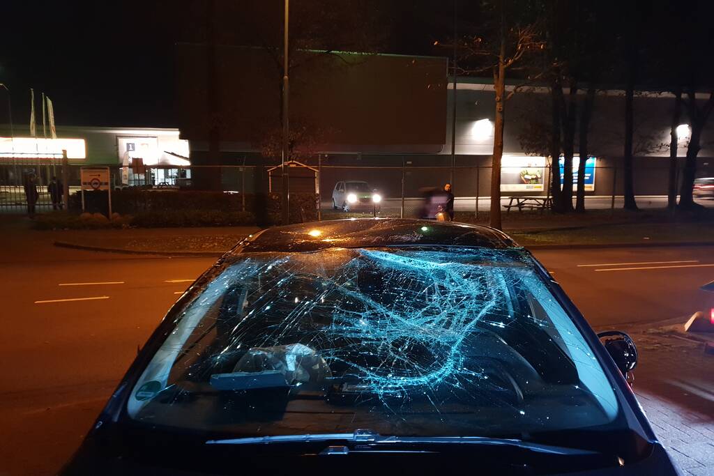 Auto belandt op zijn dak