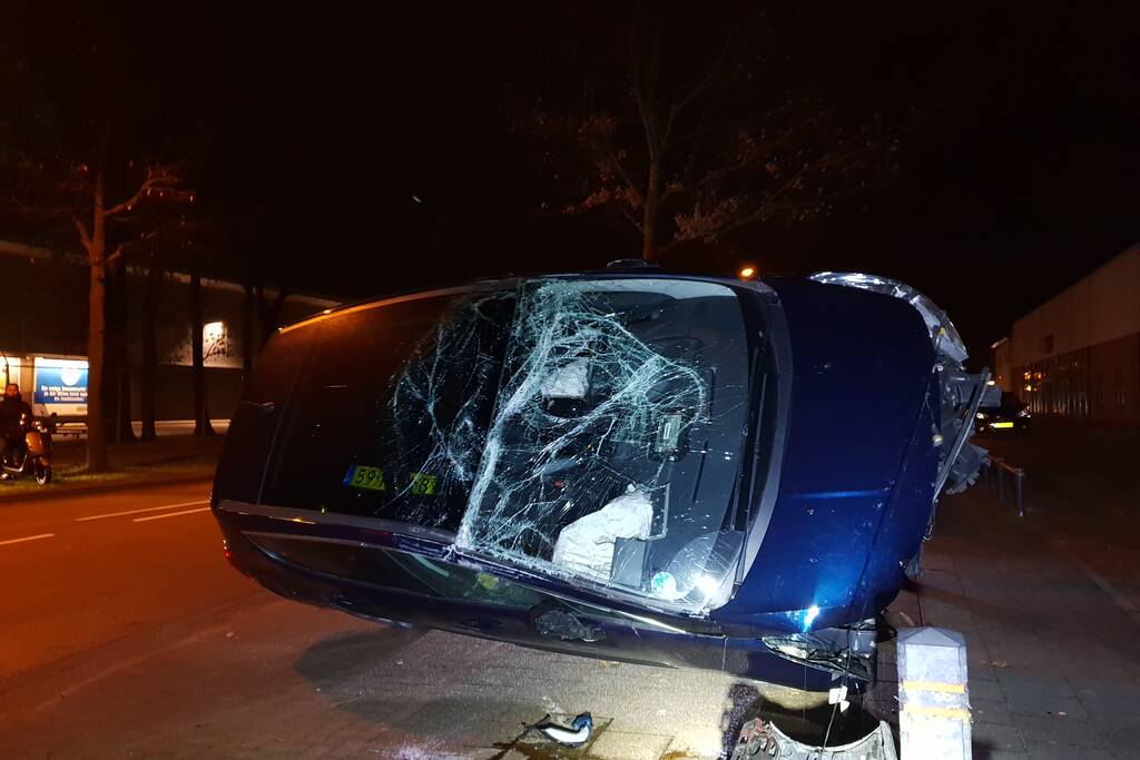 Auto belandt op zijn dak