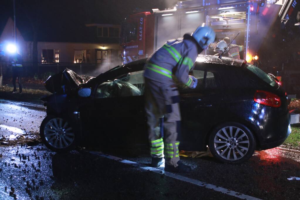 Auto botst op boom, een zwaargewonde