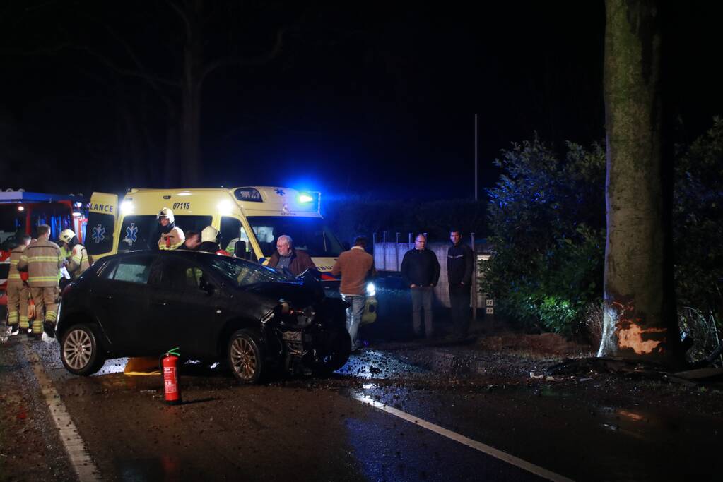 Auto botst op boom, een zwaargewonde