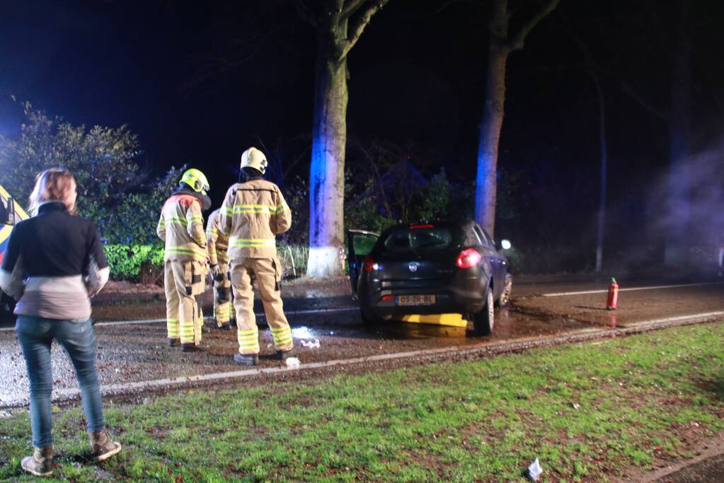 Auto botst op boom, een zwaargewonde