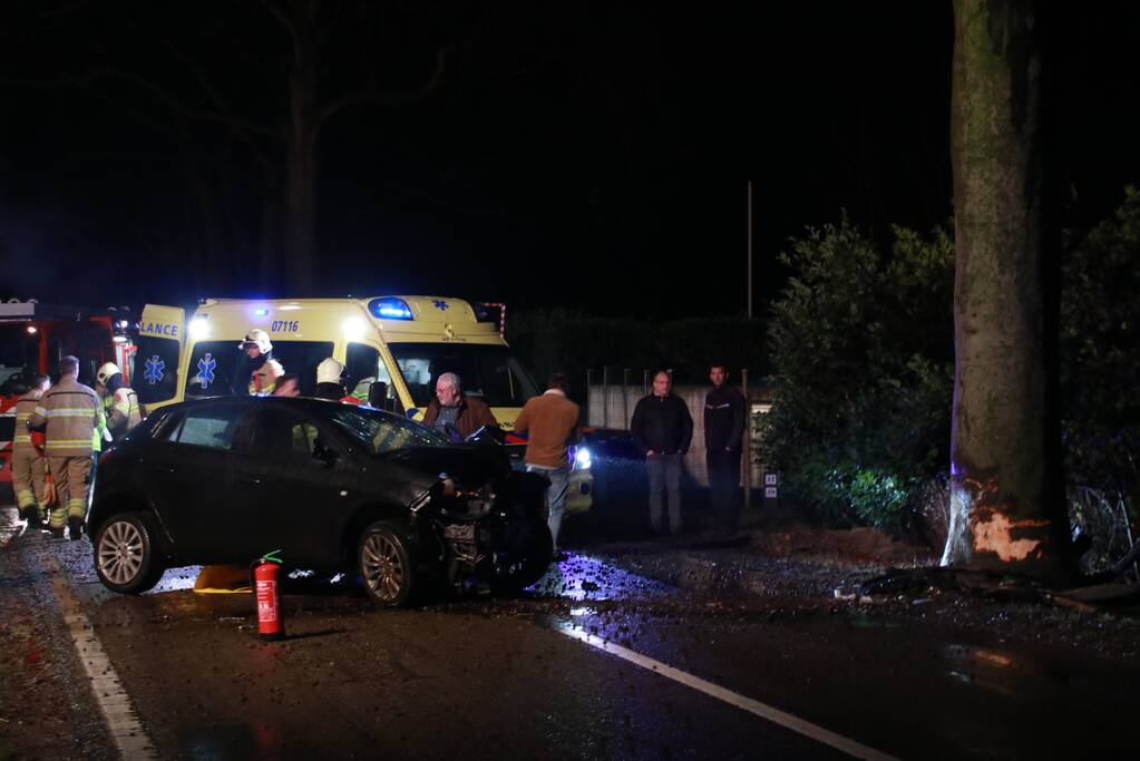 Auto botst op boom, een zwaargewonde