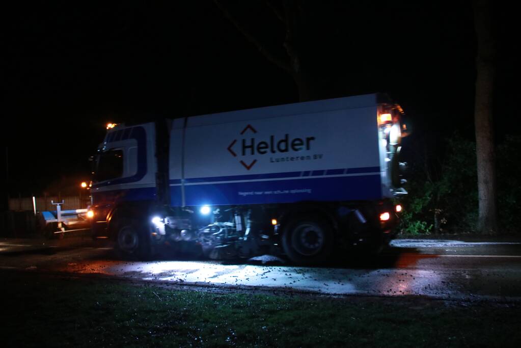 Auto botst op boom, een zwaargewonde