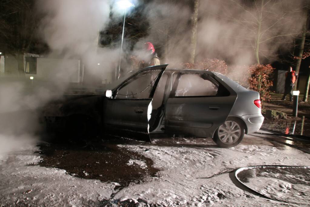 Auto fikt uit op vakantiepark De Eemhof