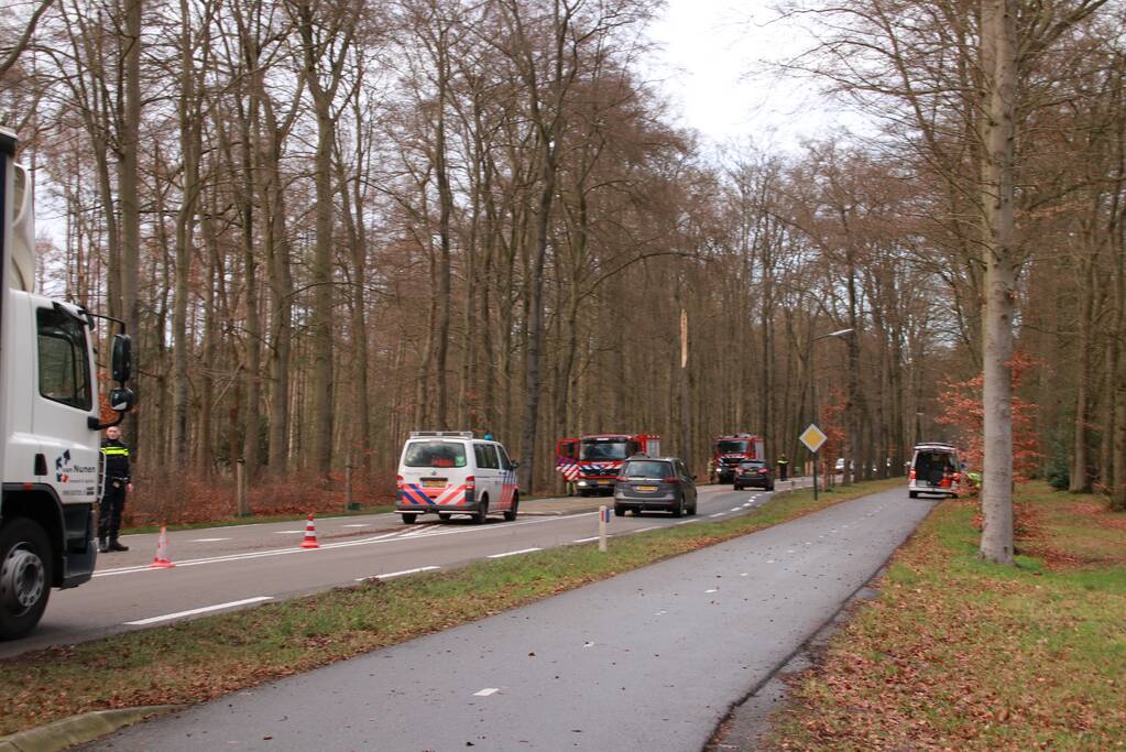 Verkeershinder door afgebroken stuk boom
