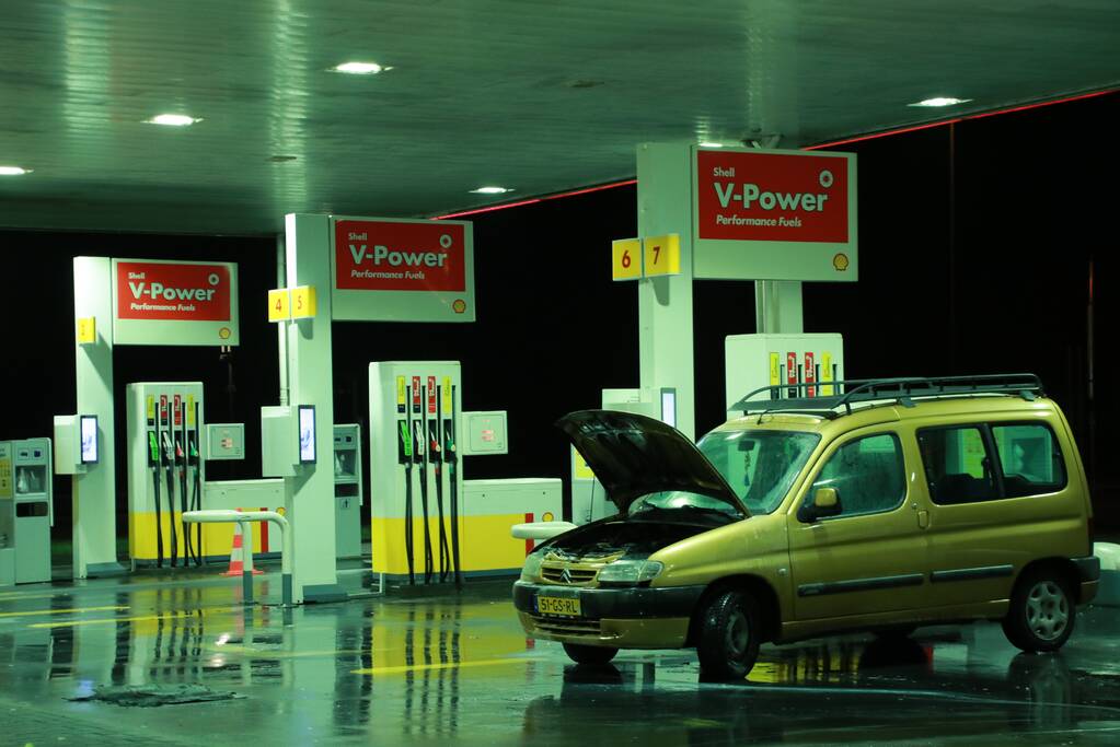 Auto vat vlam tijdens tankbeurt