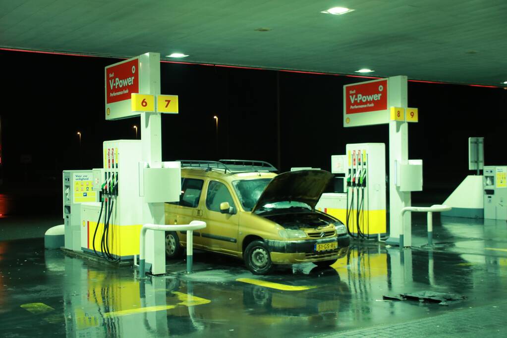 Auto vat vlam tijdens tankbeurt
