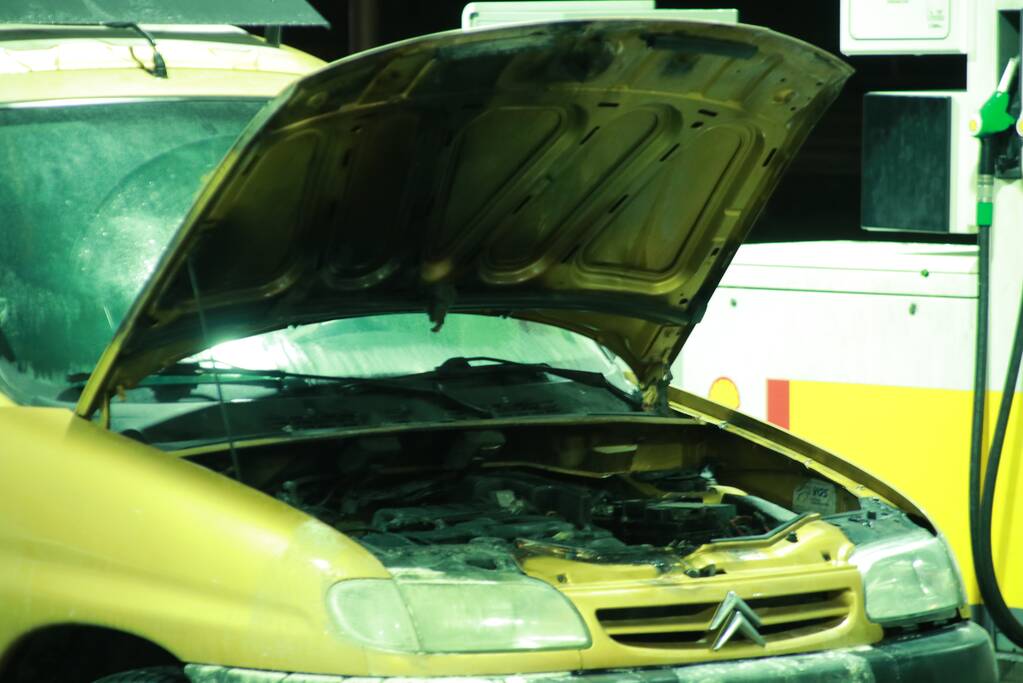 Auto vat vlam tijdens tankbeurt
