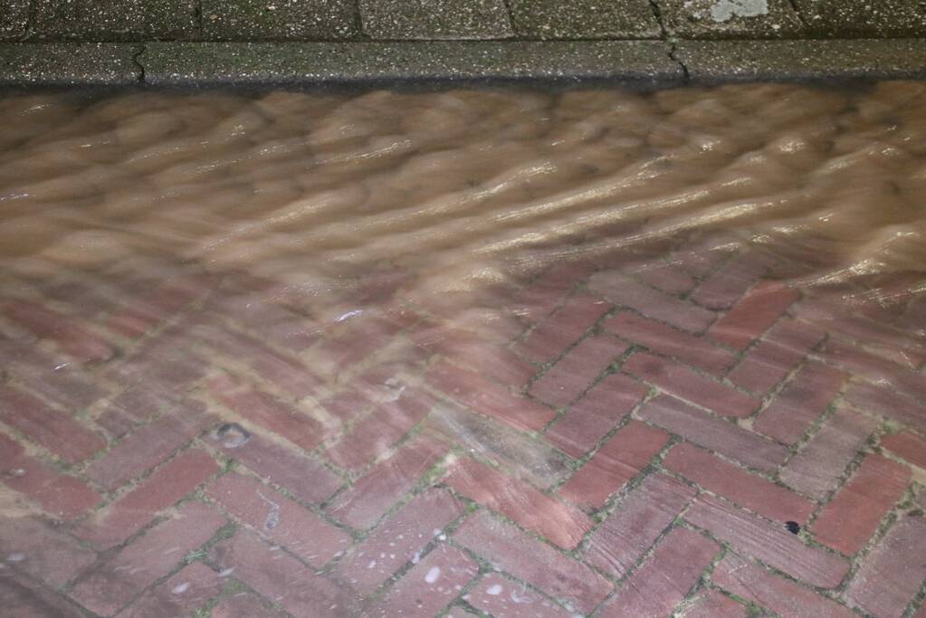 Krantenbezorger valt in sinkhole