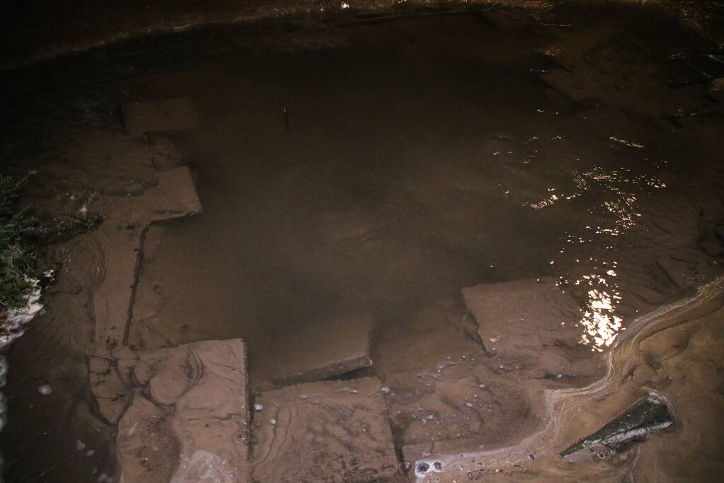 Krantenbezorger valt in sinkhole