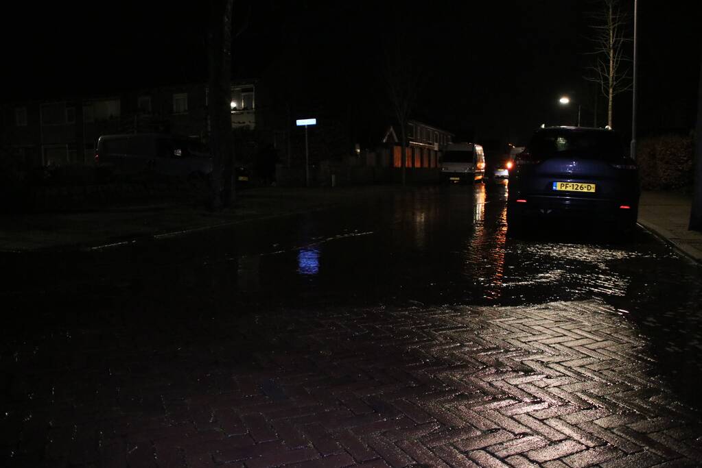 Krantenbezorger valt in sinkhole