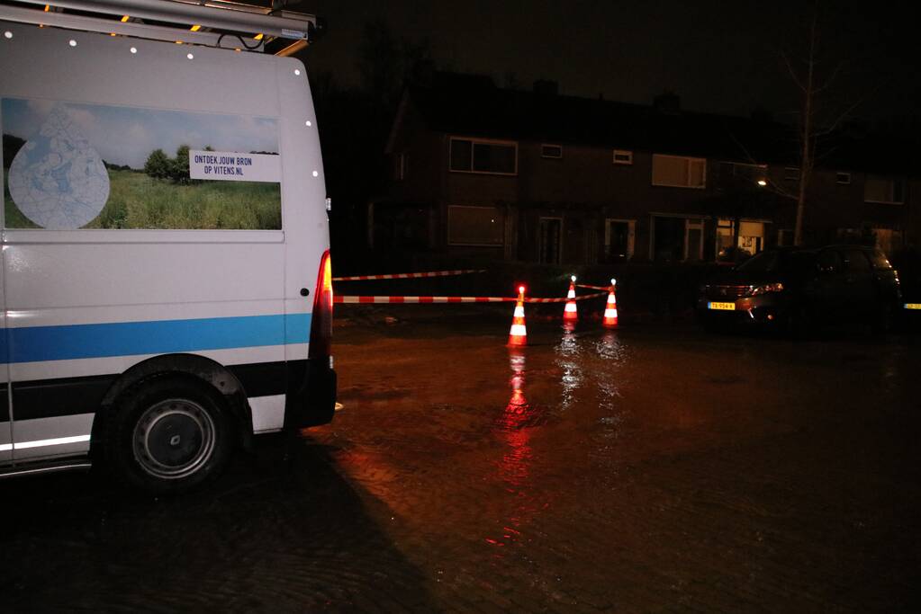 Krantenbezorger valt in sinkhole