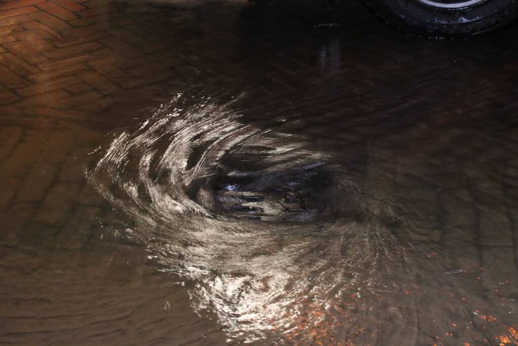 Krantenbezorger valt in sinkhole