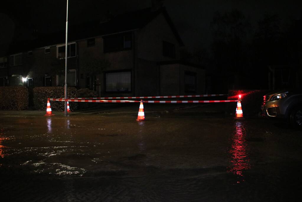 Krantenbezorger valt in sinkhole