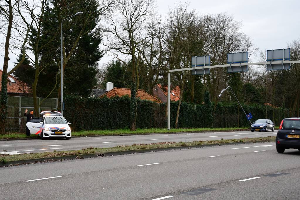 Auto zwaar beschadigd na botsing op lantaarnpaal