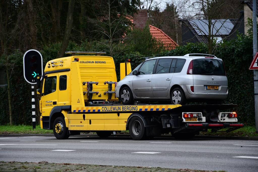 Auto zwaar beschadigd na botsing op lantaarnpaal