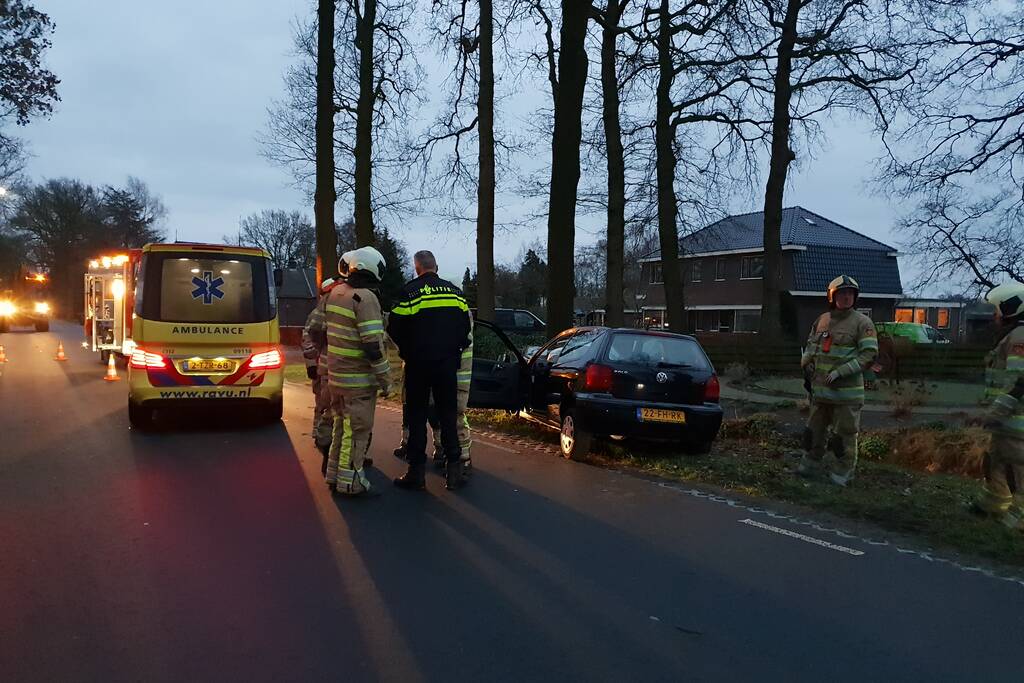 Gewonde bij botsing tegen boom