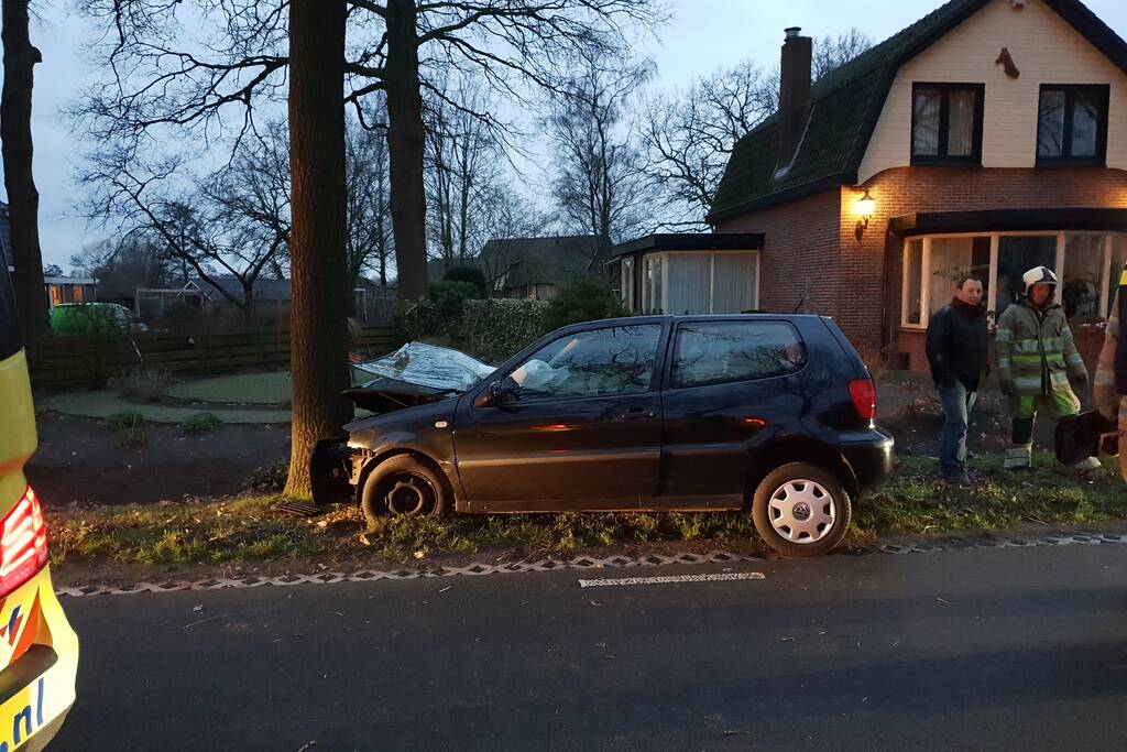 Gewonde bij botsing tegen boom
