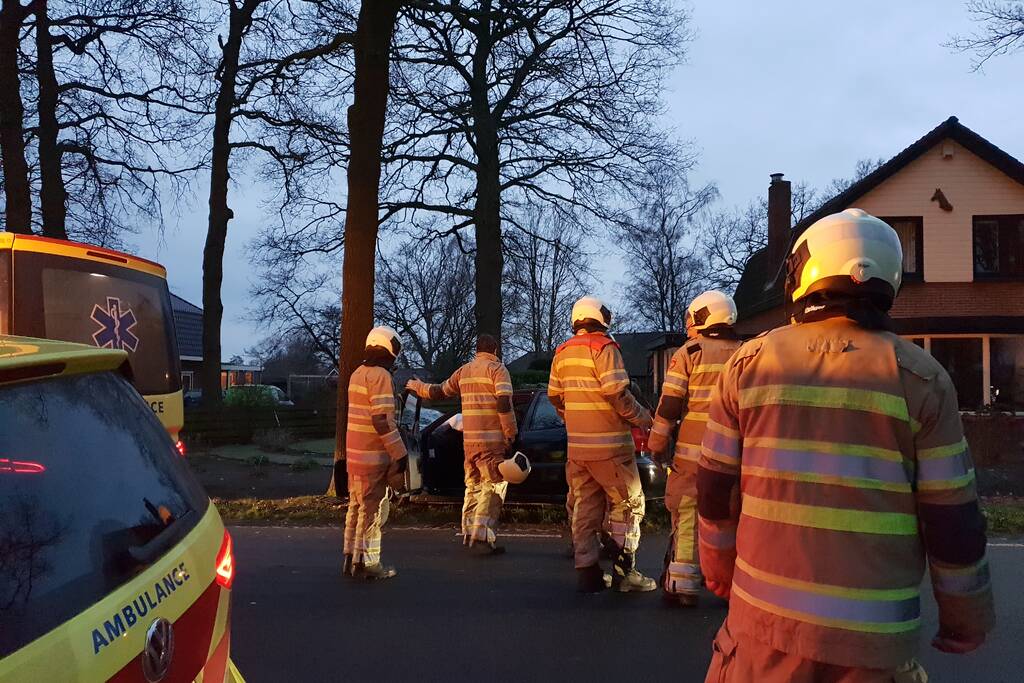 Gewonde bij botsing tegen boom