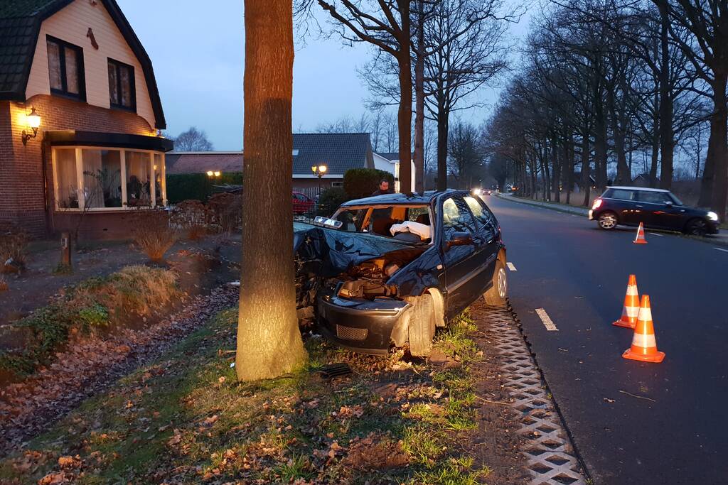 Gewonde bij botsing tegen boom
