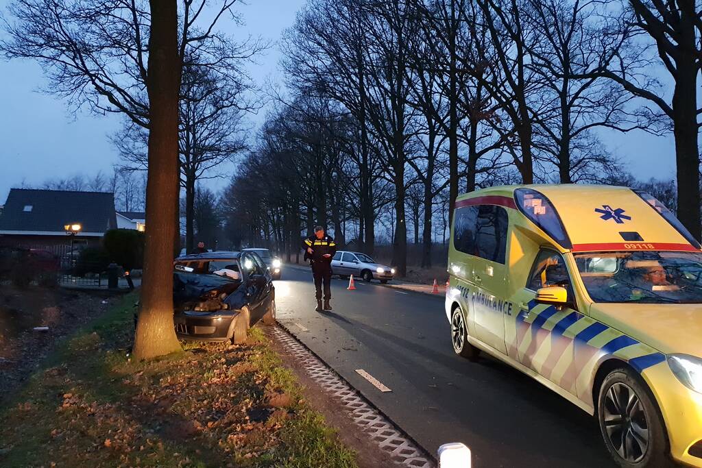Gewonde bij botsing tegen boom
