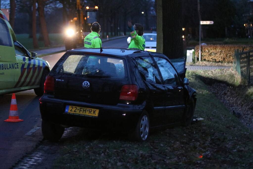 Gewonde bij botsing tegen boom