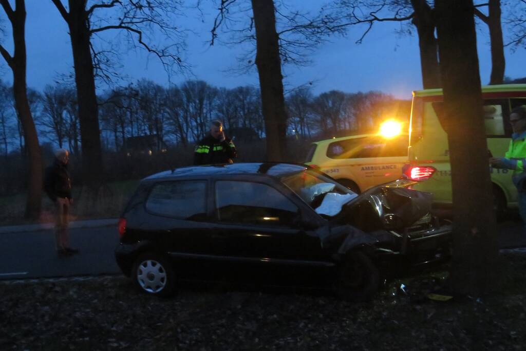 Gewonde bij botsing tegen boom