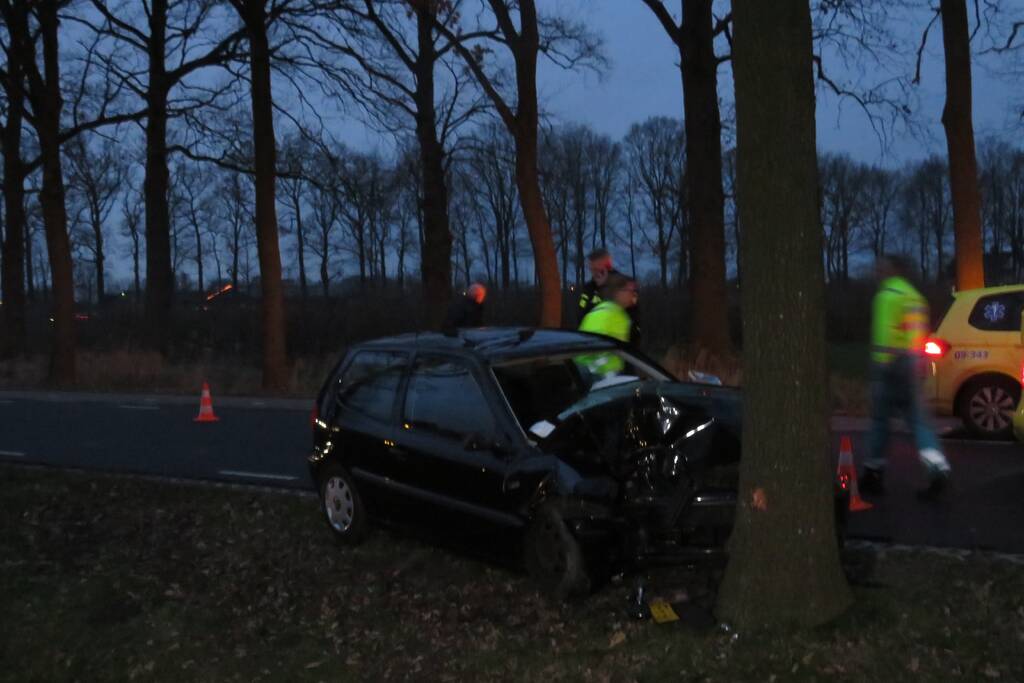 Gewonde bij botsing tegen boom