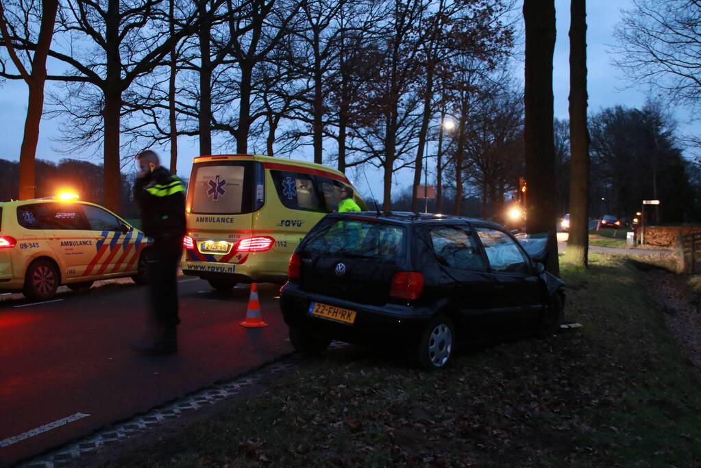 Gewonde bij botsing tegen boom