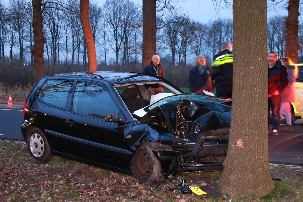 Gewonde bij botsing tegen boom