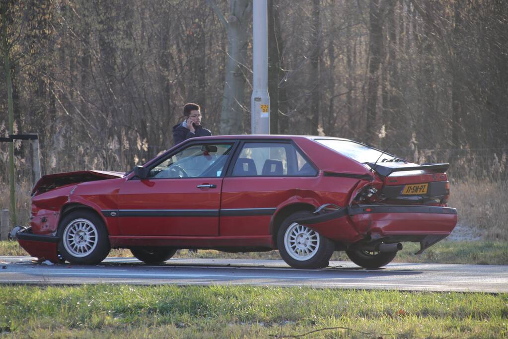 Oldtimer total loss bij kop-staartbotsing met drie voertuigen
