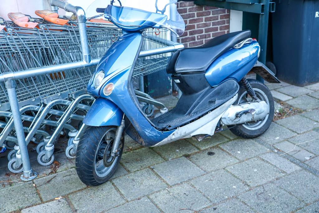 Scooterrijder gaat onderuit en raakt gewond