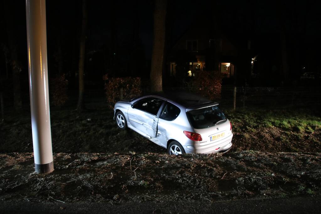 Slippartij eindigt in droge sloot