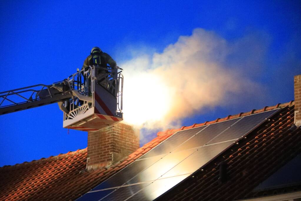 Veel rook bij schoorsteenbrand