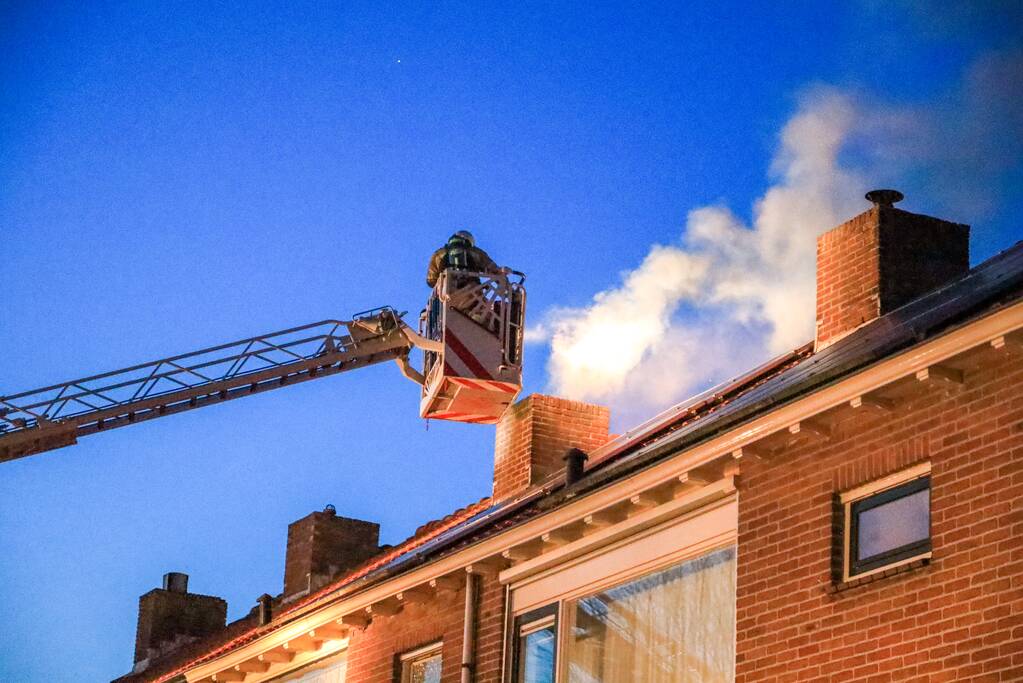 Veel rook bij schoorsteenbrand