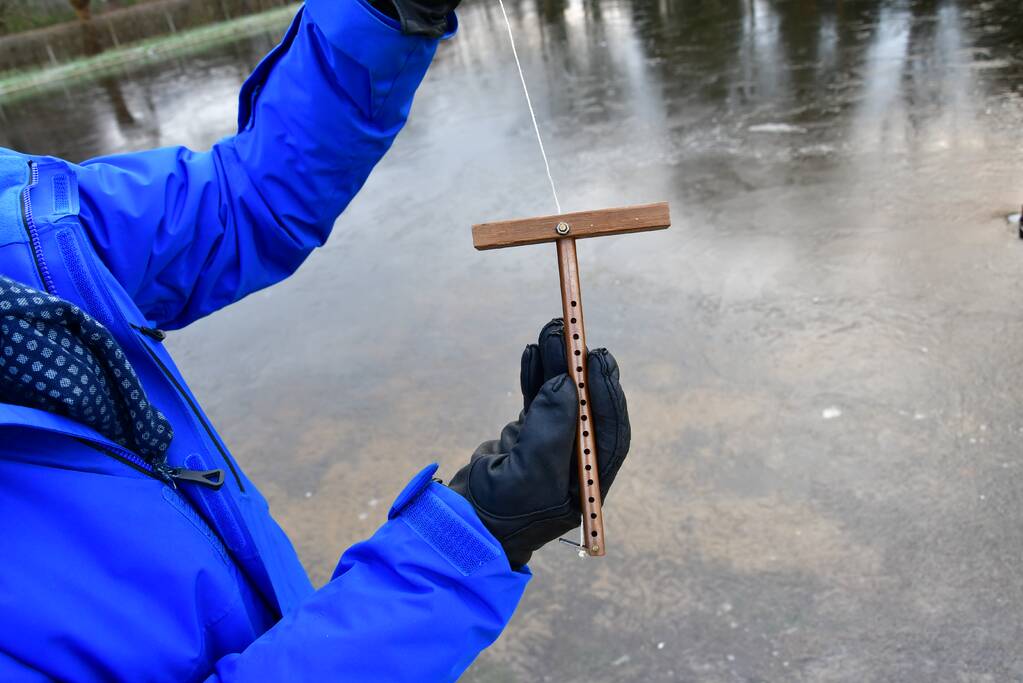 IJsmeesters keuren dikte van ijsbaan